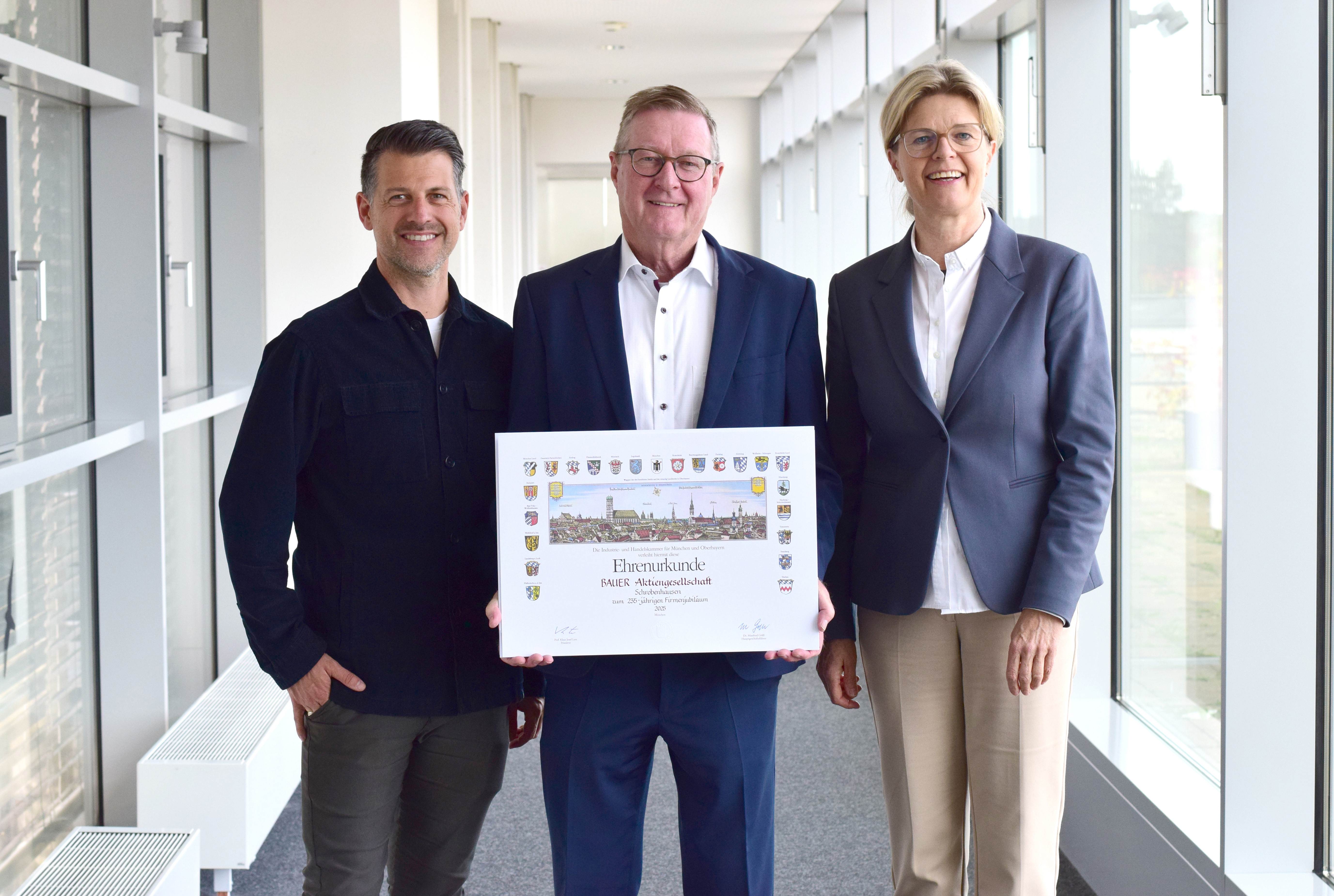 Verleihung der Ehrenurkunde an Bauer für das 235-jährige Firmenjubiläum. 