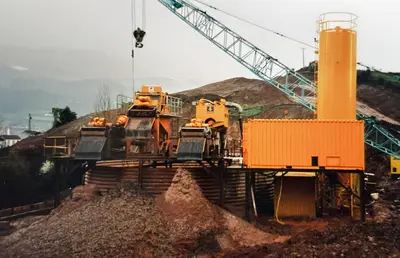 Blick zurück ins Jahr 2002: eine BE 500 mit Zyklonaufsatz, daneben ein Dekanter Typ BD 50 auf einer Baustelle in Spanien 