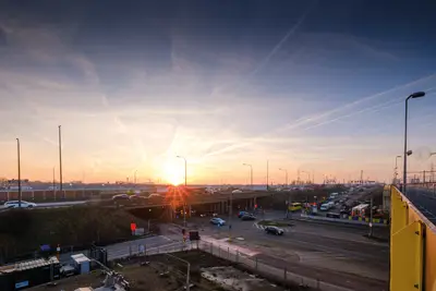 Schlitzwandarbeiten mit dem BAUER Cube System im Bereich der Antwerpener Gro-enendaallaan – die Frästiefe beträgt bis zu 30 m.